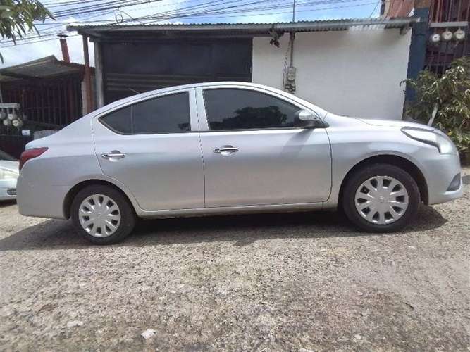 NISSAN VERSA 2017 AUTOMÁTICA GASOLINA GRIS