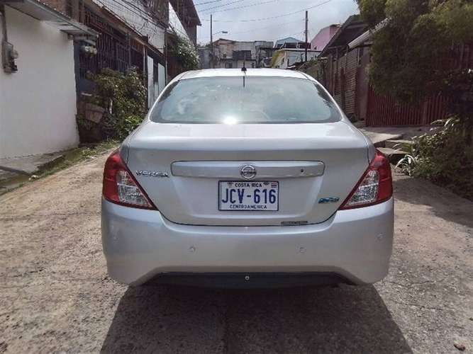 NISSAN VERSA 2017 AUTOMÁTICA GASOLINA GRIS