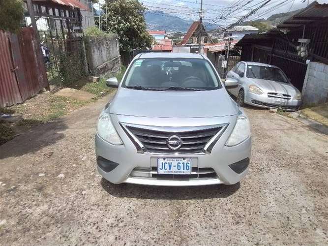 NISSAN VERSA 2017 AUTOMÁTICA GASOLINA GRIS
