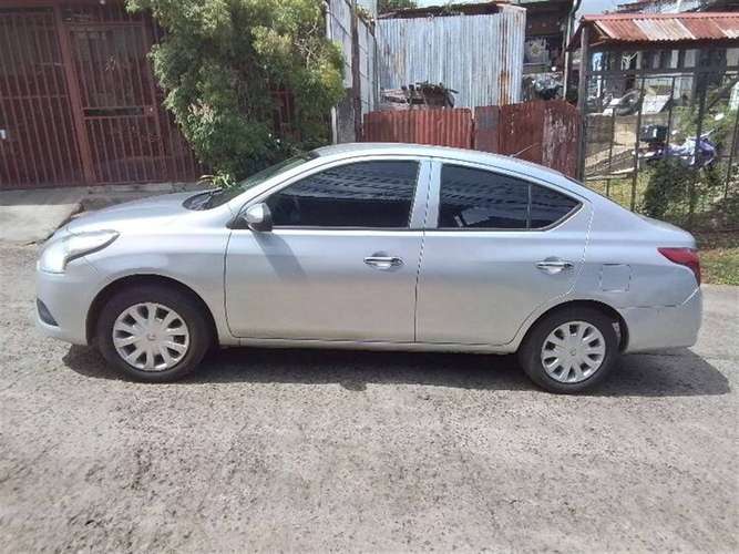 NISSAN VERSA 2017 AUTOMÁTICA GASOLINA GRIS