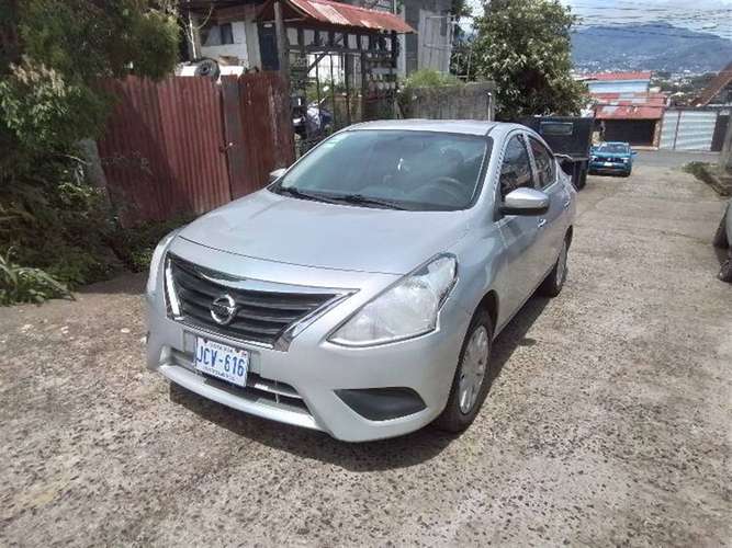 NISSAN VERSA 2017 AUTOMÁTICA GASOLINA GRIS