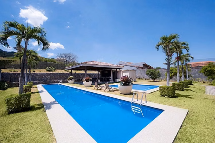Venta Apartamento Amueblado 2 Hab | Condominio Del Río, Brasil de Santa Ana | 129 m² + 2 Parqueos