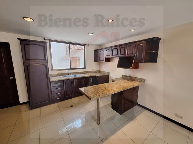 Se Alquila Amplio Apartamento en Heredia (3 Hab, 2.5 Baños, 2 Parqueos)