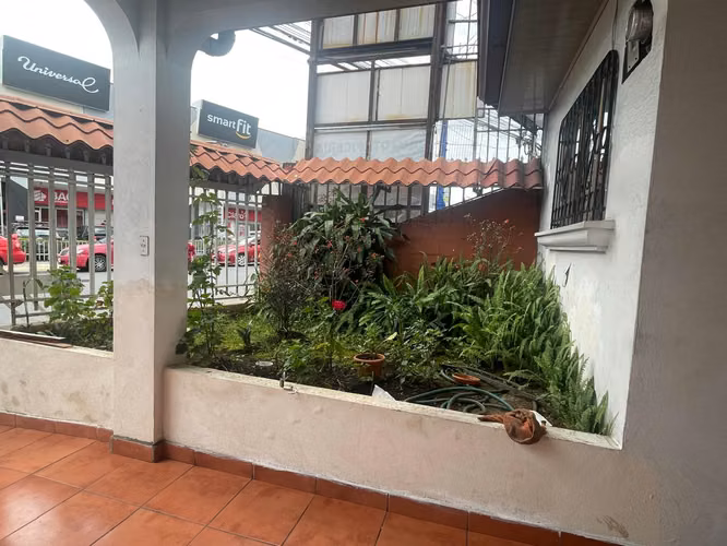 CASA FRENTE A MULTICENTRO DESAMPARADOS - Imagen 3