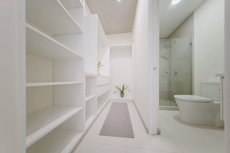 Elegante condominio de 2 dormitorios en comunidad segura en Tibás - Imagen 18