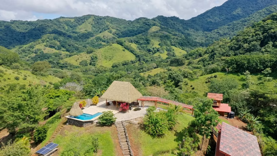 ¡EL REFUGIO PERFECTO EN LA ZONA AZUL! Finca Privada con Vista al Mar en Javilla de Nandayure