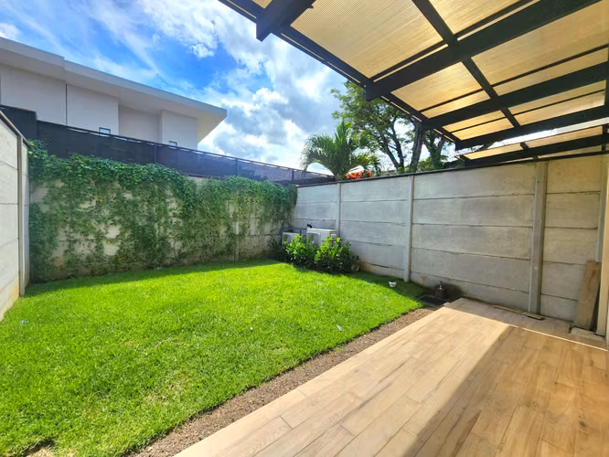 LINDORA, Santa Ana - 3DOR/2.5BA - 180 m2