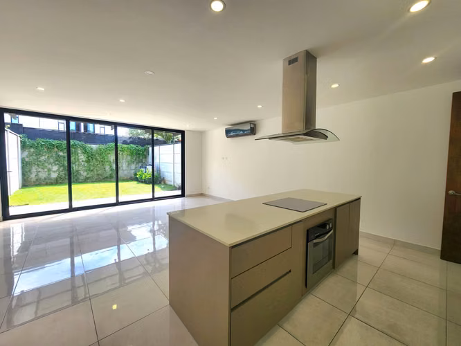 LINDORA, Santa Ana - 3DOR/2.5BA - 180 m2
