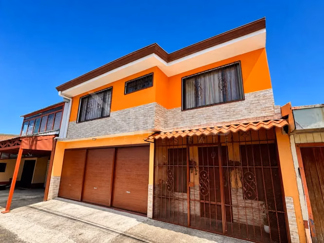 Amplia casa en venta cerca del colegio Franco Costarricense
