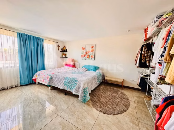 Amplia casa en venta cerca del colegio Franco Costarricense