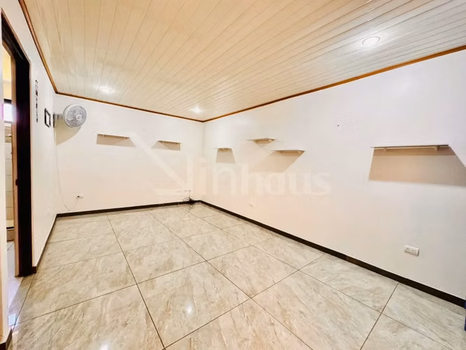Amplia casa en venta cerca del colegio Franco Costarricense
