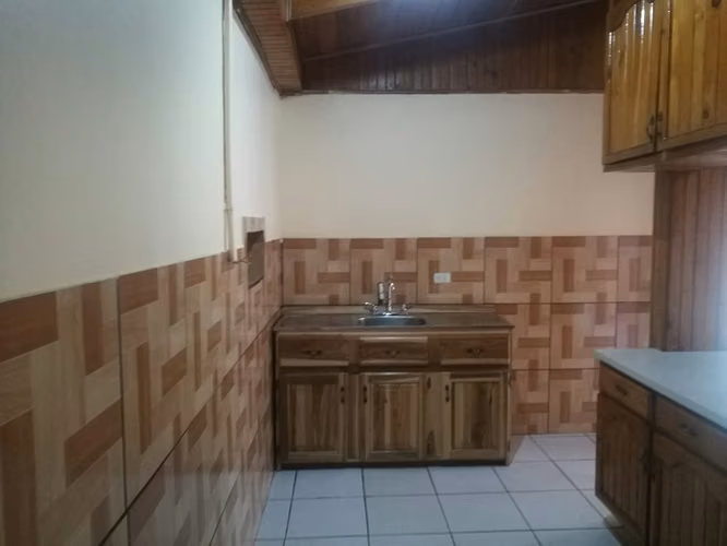 SE ALQUILA CASA