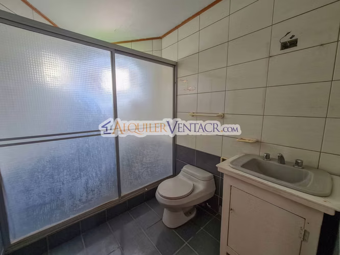 Casa con uso suelo mixto / de un nivel de 463 m2 / con 1.100 m2 lote x Distrito 4 Guachipelín Escazú - Imagen 11