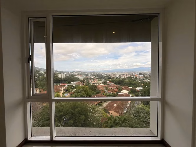 Apartamento en sexto piso con vistas imponentes de Escazú.