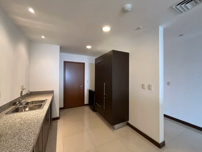 Apartamento en sexto piso con vistas imponentes de Escazú.