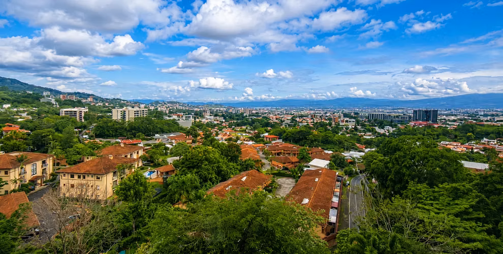 Sixth-floor apartment with imposing views of Escazú.