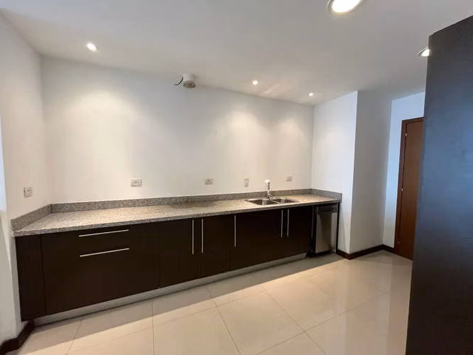 Apartamento en sexto piso con vistas imponentes de Escazú.