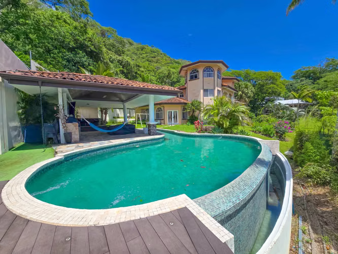 Luxurious House with Private Pool and Spectacular Views / Piedad Santa Ana / 6 Habit. / 605 m ²