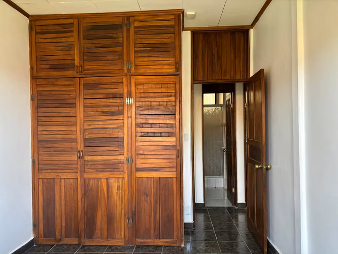 Casa linda y amplia en San Joaquín de Flores  - Imagen 4