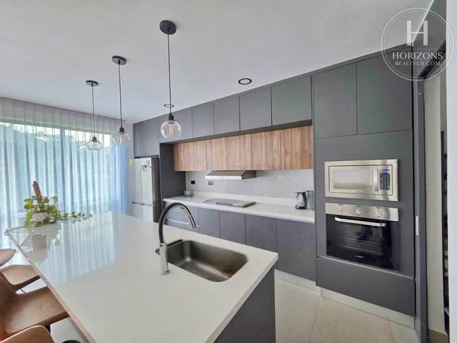 Se Alquila Casa de 3 Niveles en Condominio NAIA Guachipelín 3 Habitaciones NJA1453JB-A - Imagen 8