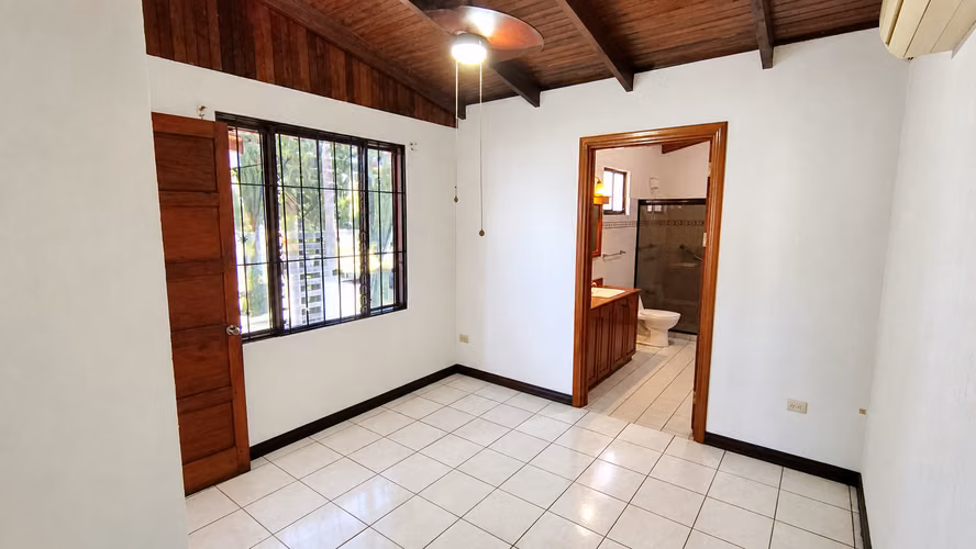 Amplia casa en Liberia Centro | 4 habitaciones | 2 suites principales | 296 m²