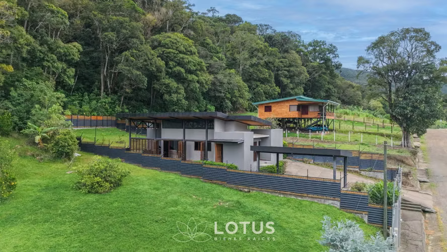 Casa en Venta en Santa María de Dota — Una Planta, Cód. AJ048