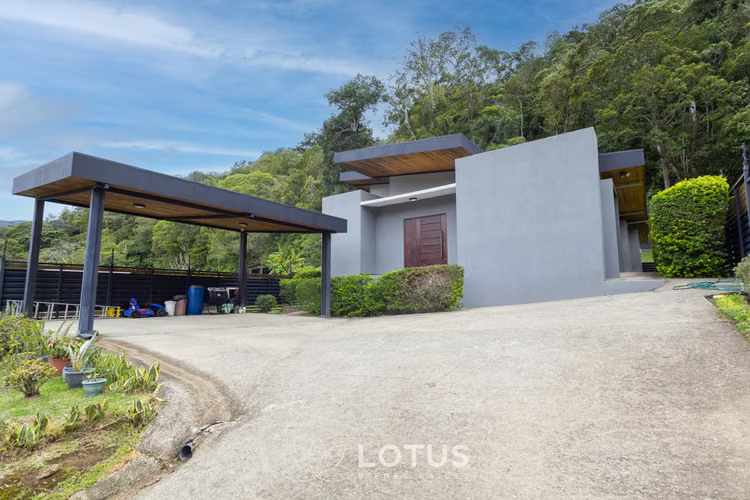 Casa en Venta en Santa María de Dota — Una Planta, Cód. AJ048