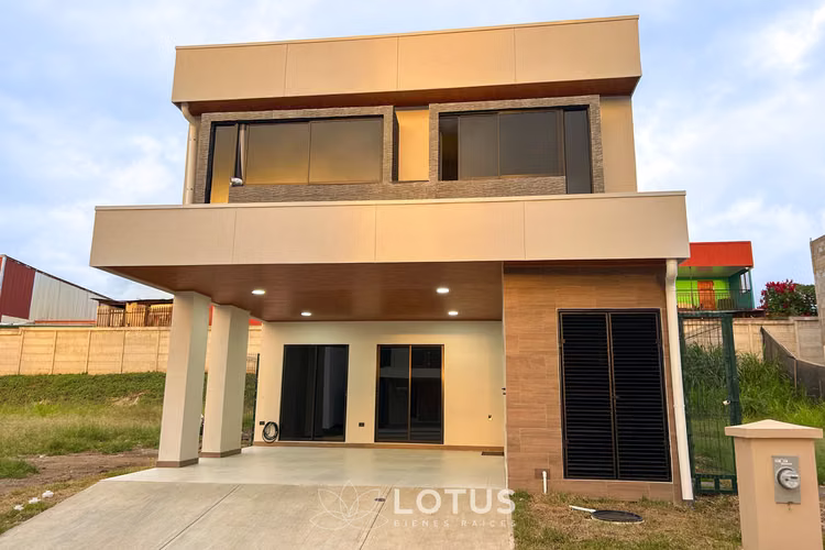 Casa en Venta en Condominio Avenida del Este, Curridabat — 5 hab., Cód. AJ076