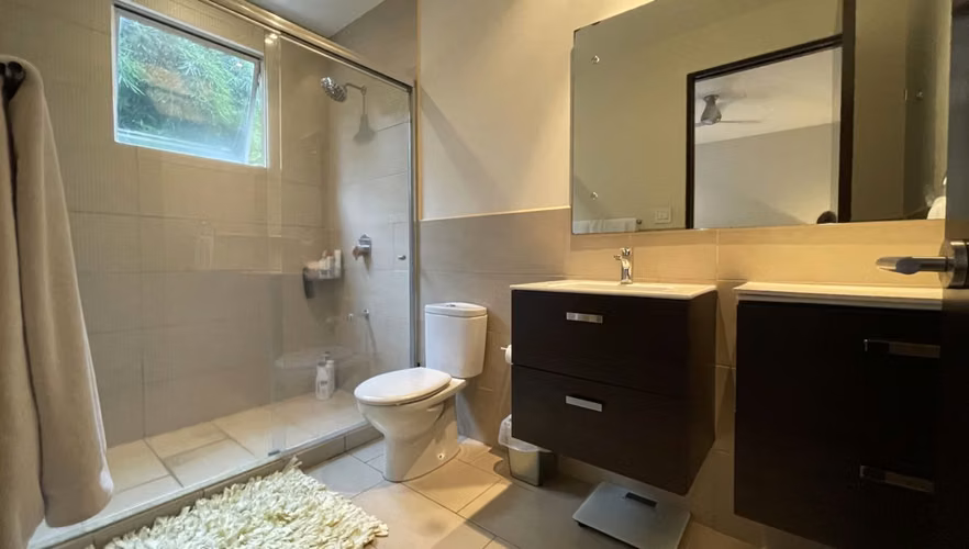Apartamento Ejecutivo cerca del World Gym en Escazu - 2 habitaciones, 2.5 banos - 145 m2