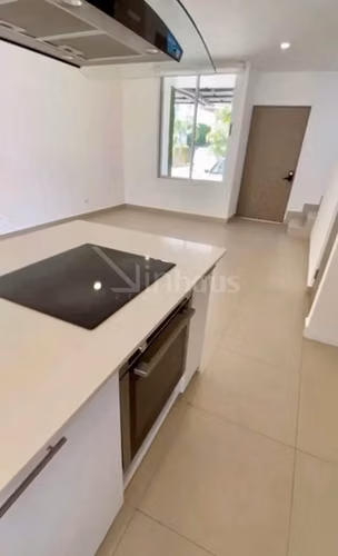 Alquiler de casa esquinera en condominio en Santa Ana  - Imagen 2