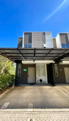 Alquiler de casa esquinera en condominio en Santa Ana  - Imagen 4
