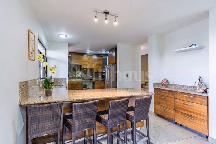 Venta de amplia casa en condominio en La Guacima  - Imagen 5