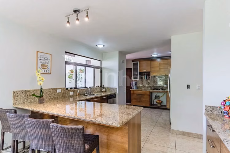 Venta de amplia casa en condominio en La Guacima  - Imagen 1
