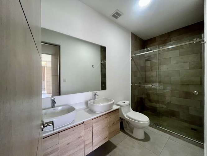 Apartamento NUEVO en Santa Ana | 32 m² de Jardín Privado + 2 Parqueos