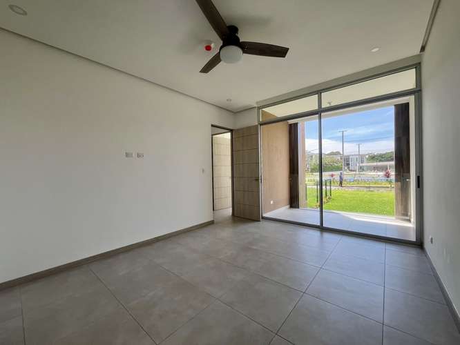 Apartamento NUEVO en Santa Ana | 32 m² de Jardín Privado + 2 Parqueos