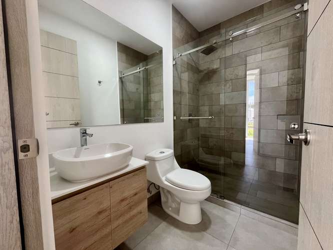 Apartamento NUEVO en Santa Ana | 32 m² de Jardín Privado + 2 Parqueos