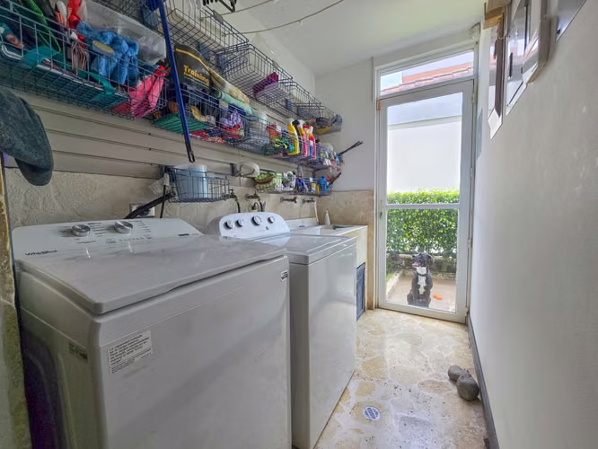Lujosa Casa con Piscina Privada y Vista en Exclusivo Condominio en Guachipelín Escazú - Imagen 11