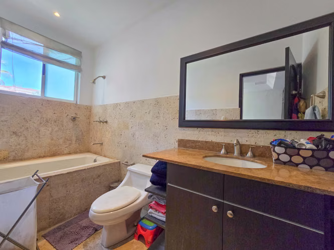 Lujosa Casa con Piscina Privada y Vista en Exclusivo Condominio en Guachipelín Escazú - Imagen 14