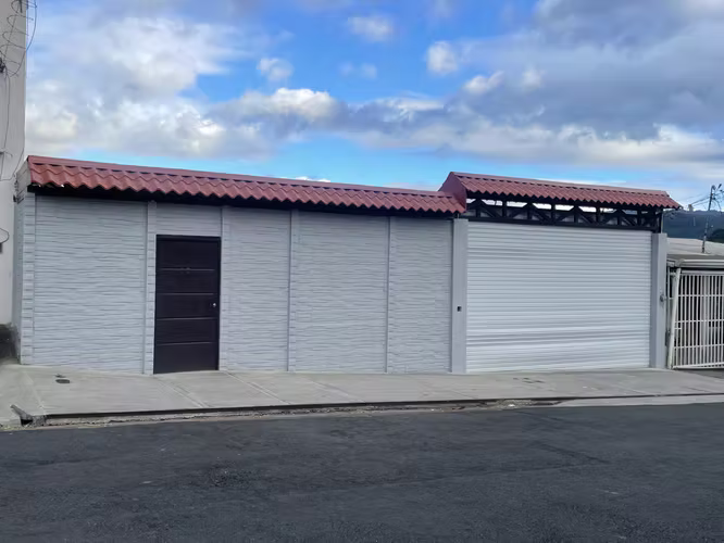 Amplia Casa, Apta para Oficinas