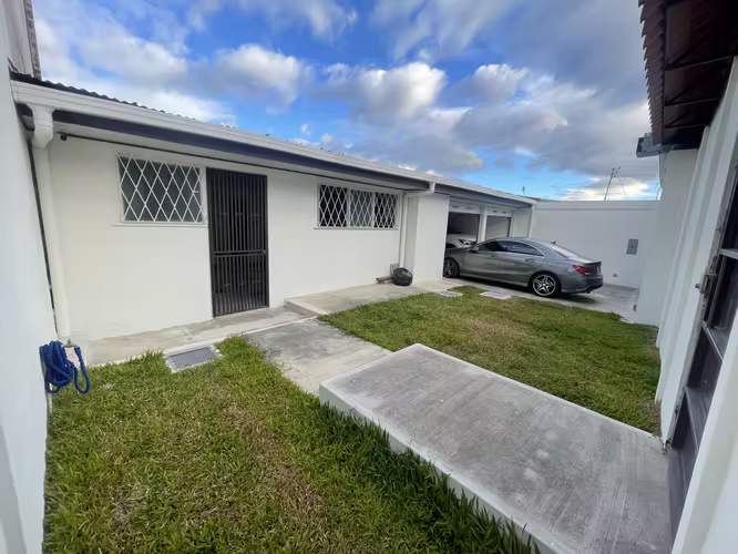Amplia Casa, Apta para Oficinas