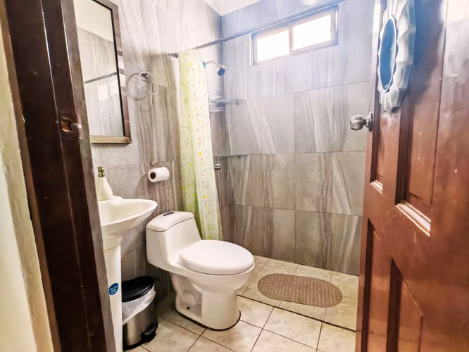 Casa en venta en El Peloncito, Liberia: 3 habitaciones y cochera doble