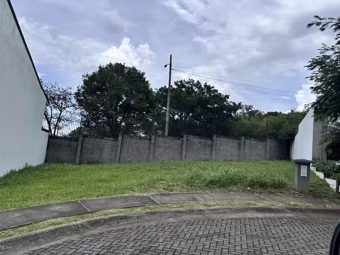Hermoso terreno en Condominio de alta plusvalía, perfecto ubicación y cerca de todo! 