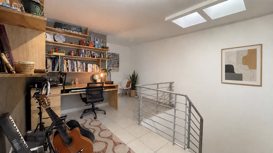 Casa familiar de 2 pisos en condominio