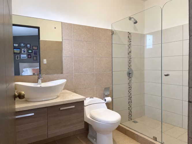 Casa familiar de 2 pisos en condominio