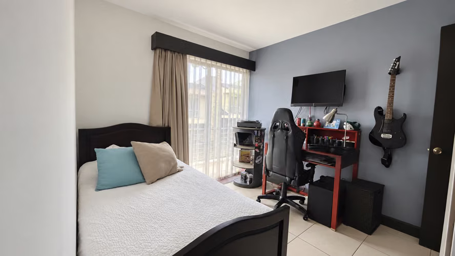 Casa familiar de 2 pisos en condominio