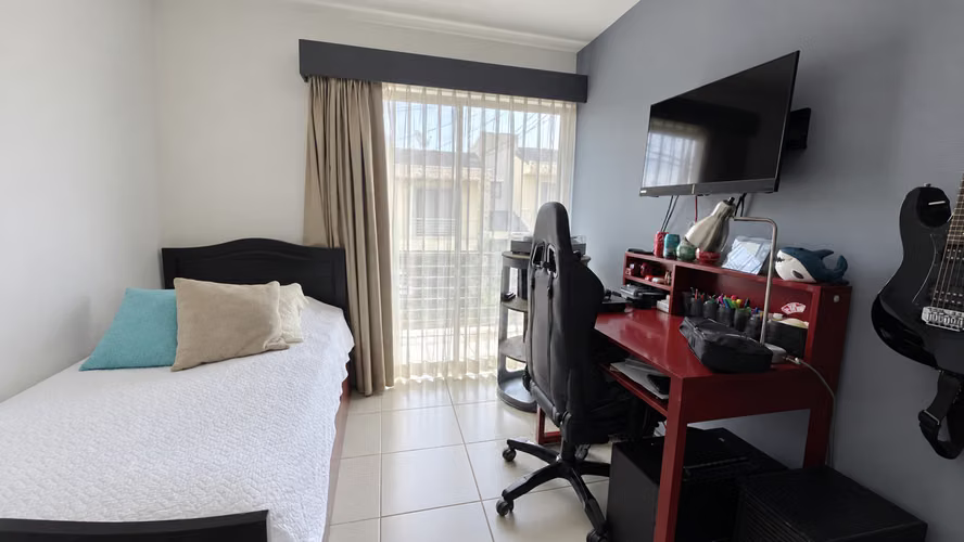 Casa familiar de 2 pisos en condominio