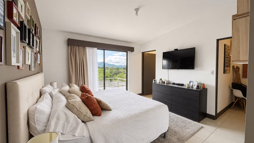 Casa familiar de 2 pisos en condominio