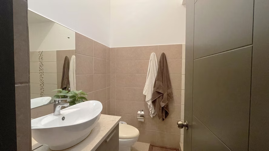 Casa familiar de 2 pisos en condominio