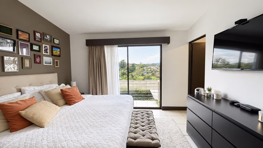 Casa familiar de 2 pisos en condominio