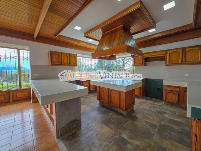 CASA DE UN NIVEL DE 900 M2 Y 3.500 M2 DE LOTE CON VISTAS EN ESCAZU - Imagen 7